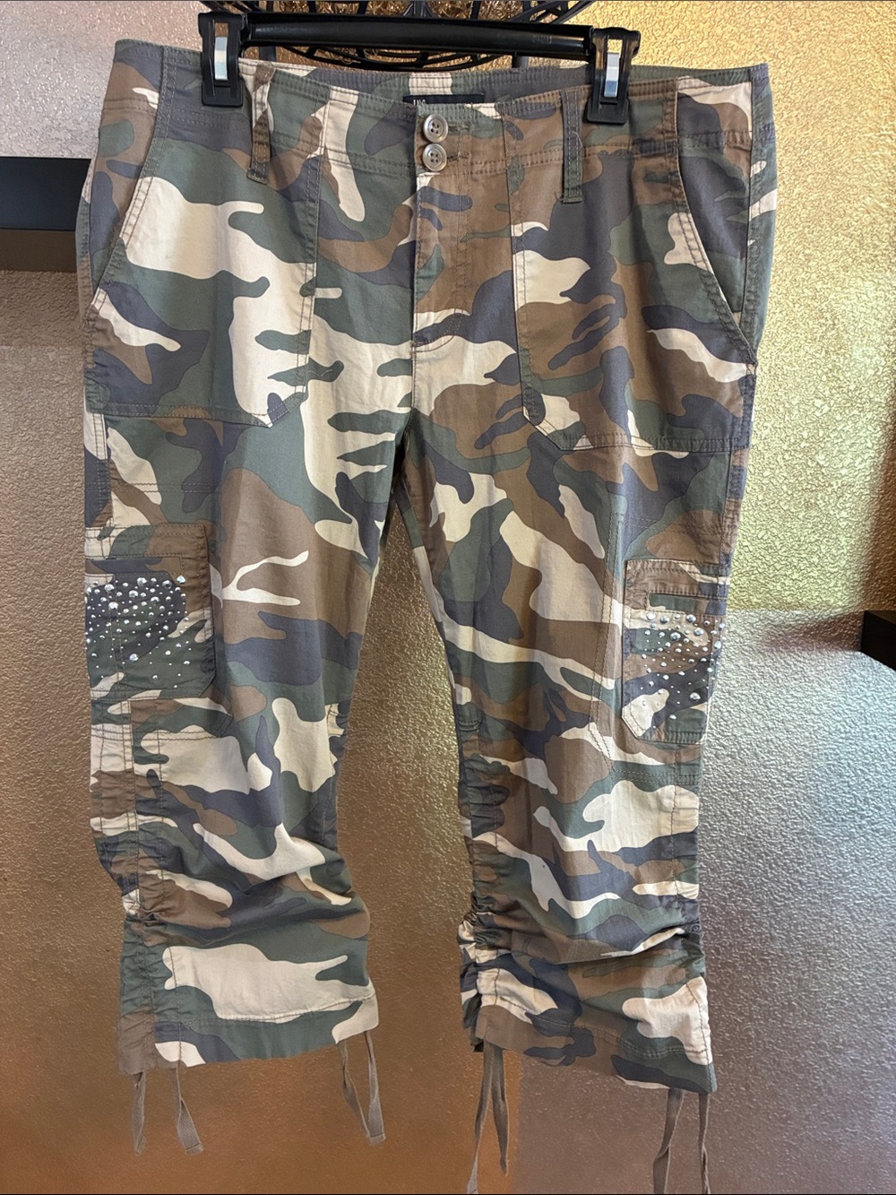 INC CAMOUFLAGE CARGO BLING CAPRI PANTS 14